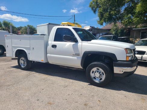 Used 2006 Chevrolet Silverado 2500 W/T w/ Heavy-Duty Power Package image 4