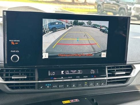 Used 2025 Toyota Sienna Limited FWD image 24