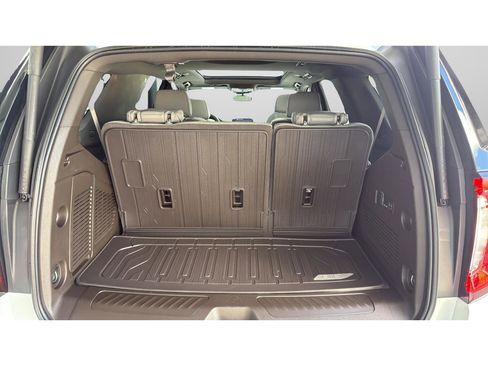 Used 2024 GMC Yukon SLT w/ SLT Premium Package RWD image 8