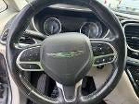 Used 2021 Chrysler Pacifica Touring-L w/ Premium & Safety Sphere Group FWD image 17
