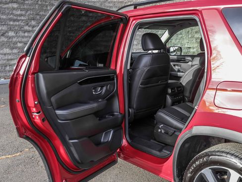 Used 2025 Honda Pilot Touring image 19