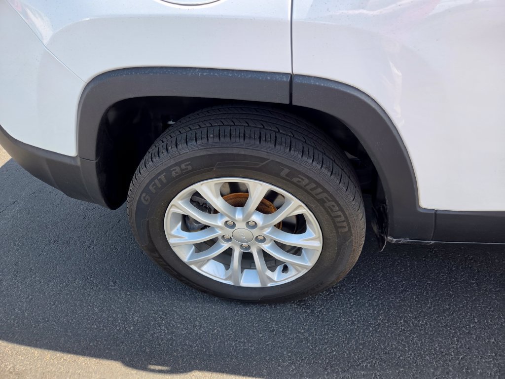 Used 2019 Jeep Cherokee Latitude w/ Popular Appearance Group AWD/4WD image 12