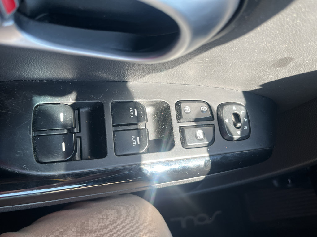 Used 2015 Kia Soul + w/ Primo Package FWD image 17