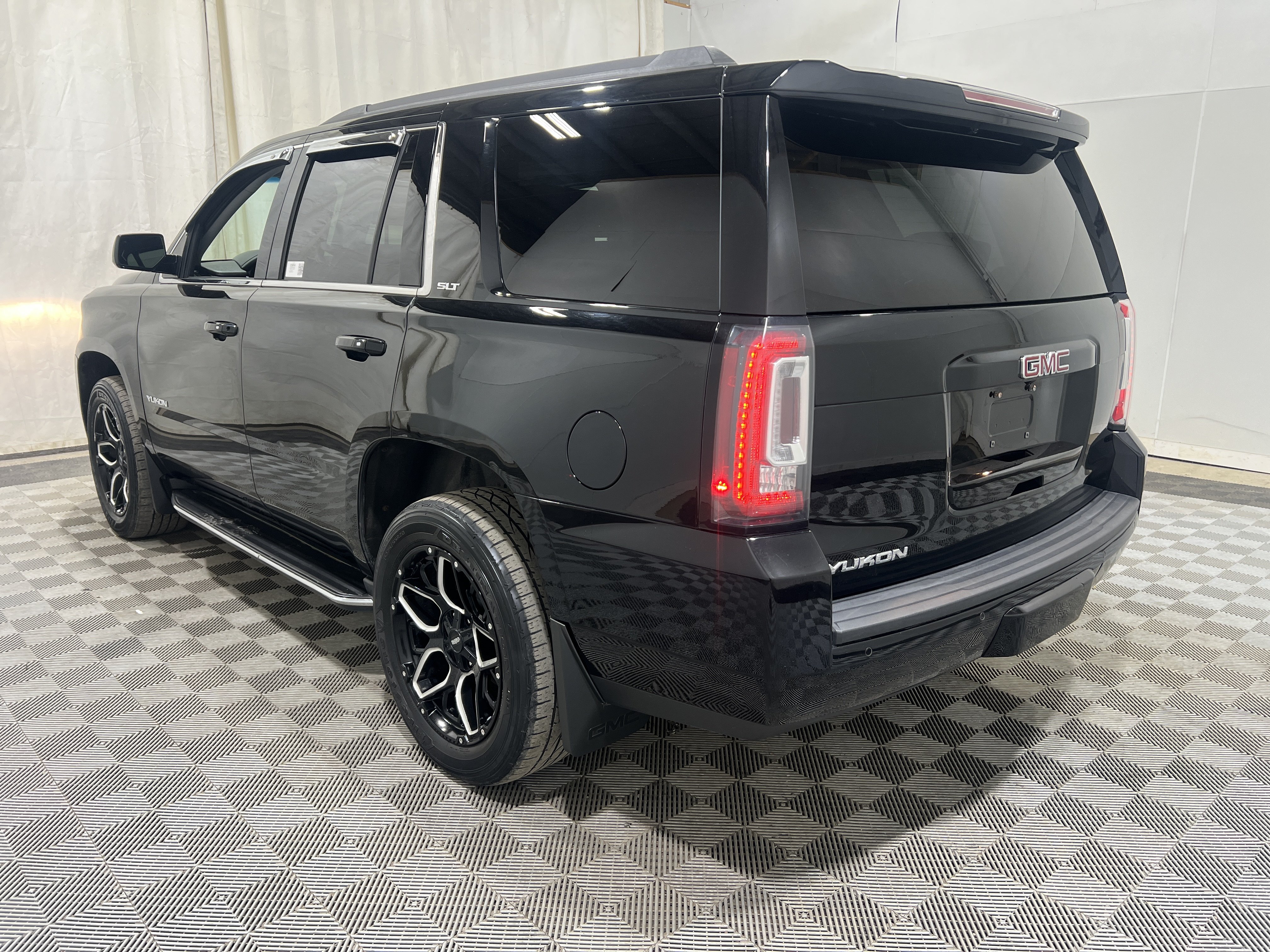 Used 2018 GMC Yukon SLT w/ HD Trailering Package AWD/4WD image 2