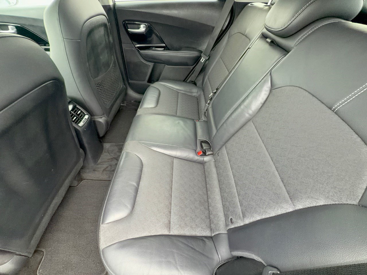 Used 2018 Kia Niro EX FWD image 25