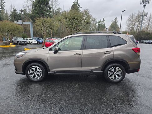 Used 2023 Subaru Forester Premium image 6