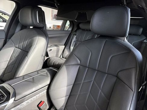 Used 2025 BMW i7 xDrive60 w/ Premium Package image 19