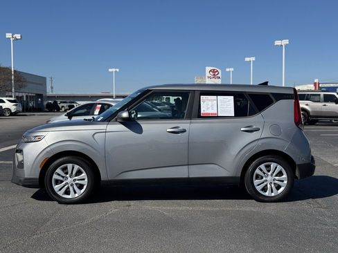 Used 2022 Kia Soul LX image 8