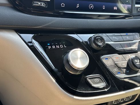 Used 2024 Chrysler Pacifica Touring-L FWD image 21