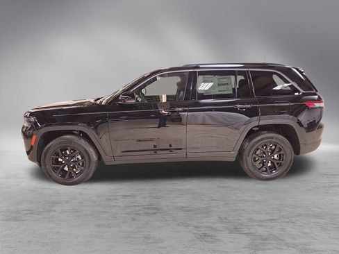 New 2026 Jeep Grand Cherokee Laredo image 4