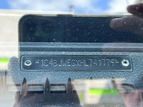 Used 2017 Jeep Wrangler Unlimited Sahara image 29