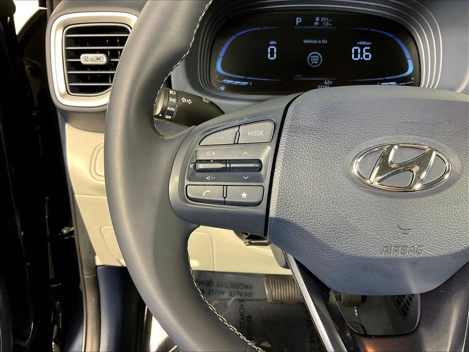 Used 2023 Hyundai Venue Limited FWD image 11