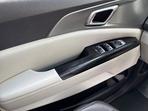 Used 2022 Kia Carnival LX FWD image 17