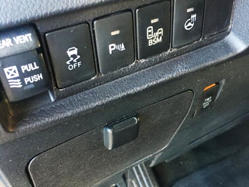 Used 2015 Toyota Sienna Limited FWD image 21