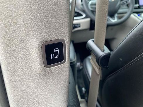 Used 2023 Chrysler Pacifica Touring-L FWD image 39
