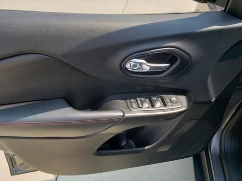 Used 2019 Jeep Cherokee Trailhawk w/ Cold Weather Group AWD/4WD image 13