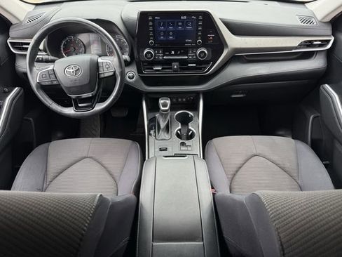 Used 2021 Toyota Highlander LE FWD image 12