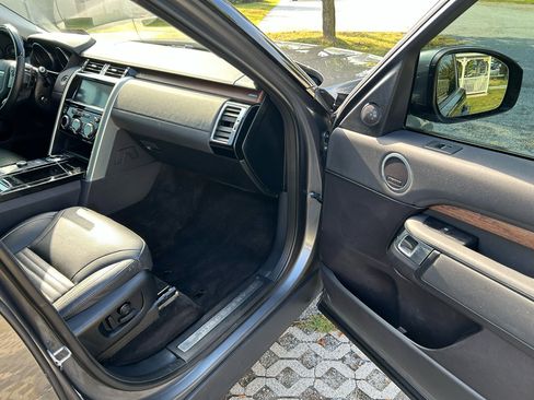 Used 2017 Land Rover Discovery HSE image 14