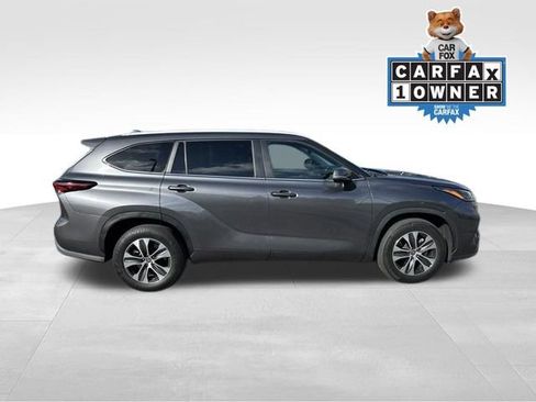Used 2024 Toyota Highlander XLE FWD image 1