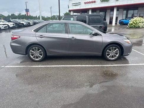 Used 2017 Toyota Camry SE FWD image 3