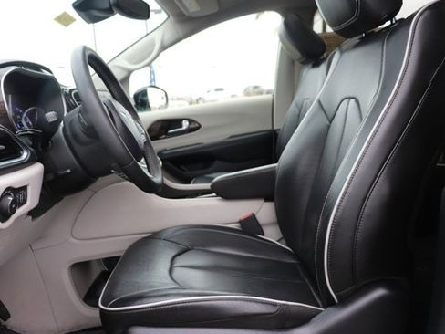 Used 2023 Chrysler Pacifica Limited image 11