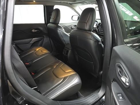 Used 2019 Jeep Cherokee Limited image 18