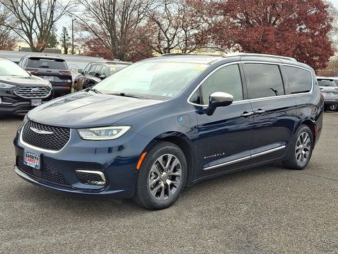 Used 2024 Chrysler Pacifica Pinnacle image 3