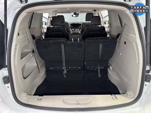 Used 2023 Chrysler Pacifica Touring-L image 25