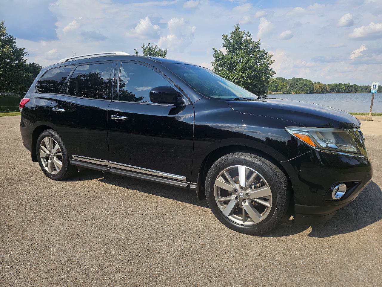 Used 2014 Nissan Pathfinder Platinum w/ Platinum Premium Package FWD image 2
