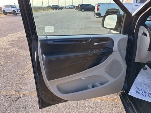 Used 2017 Dodge Grand Caravan SXT image 31