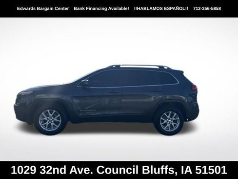 Used 2017 Jeep Cherokee Latitude AWD/4WD image 4