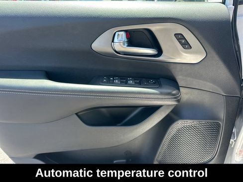 Used 2025 Chrysler Pacifica Select FWD image 14