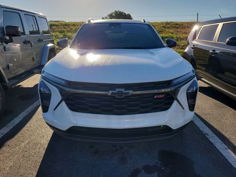 Used 2025 Chevrolet Trax RS w/ Sunroof Package image 2