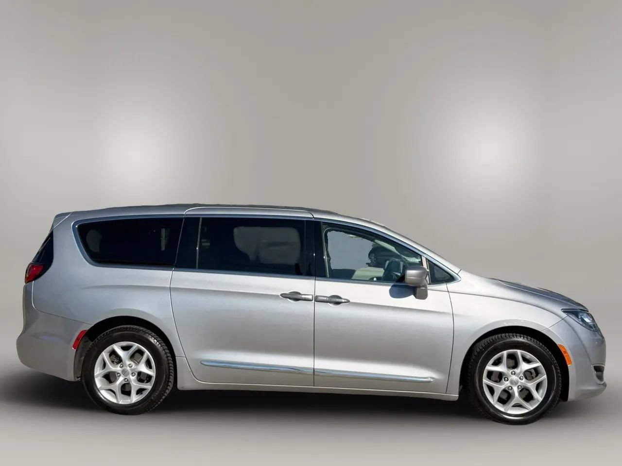 Used 2017 Chrysler Pacifica Touring-L w/ Tire & Wheel Group FWD image 4