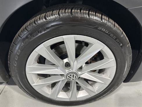 Used 2017 Volkswagen Golf SE image 13