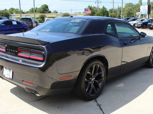 Used 2019 Dodge Challenger R/T w/ Driver Convenience Group RWD image 5
