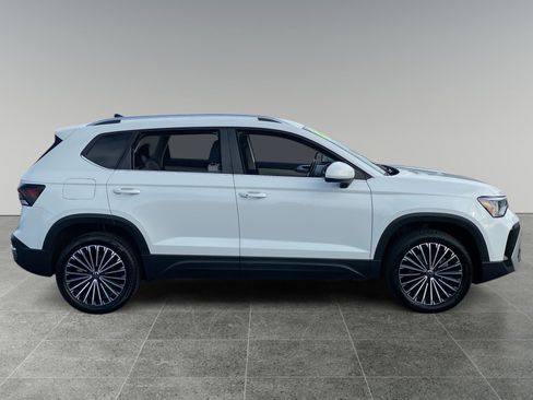 Used 2025 Volkswagen Taos SE image 6