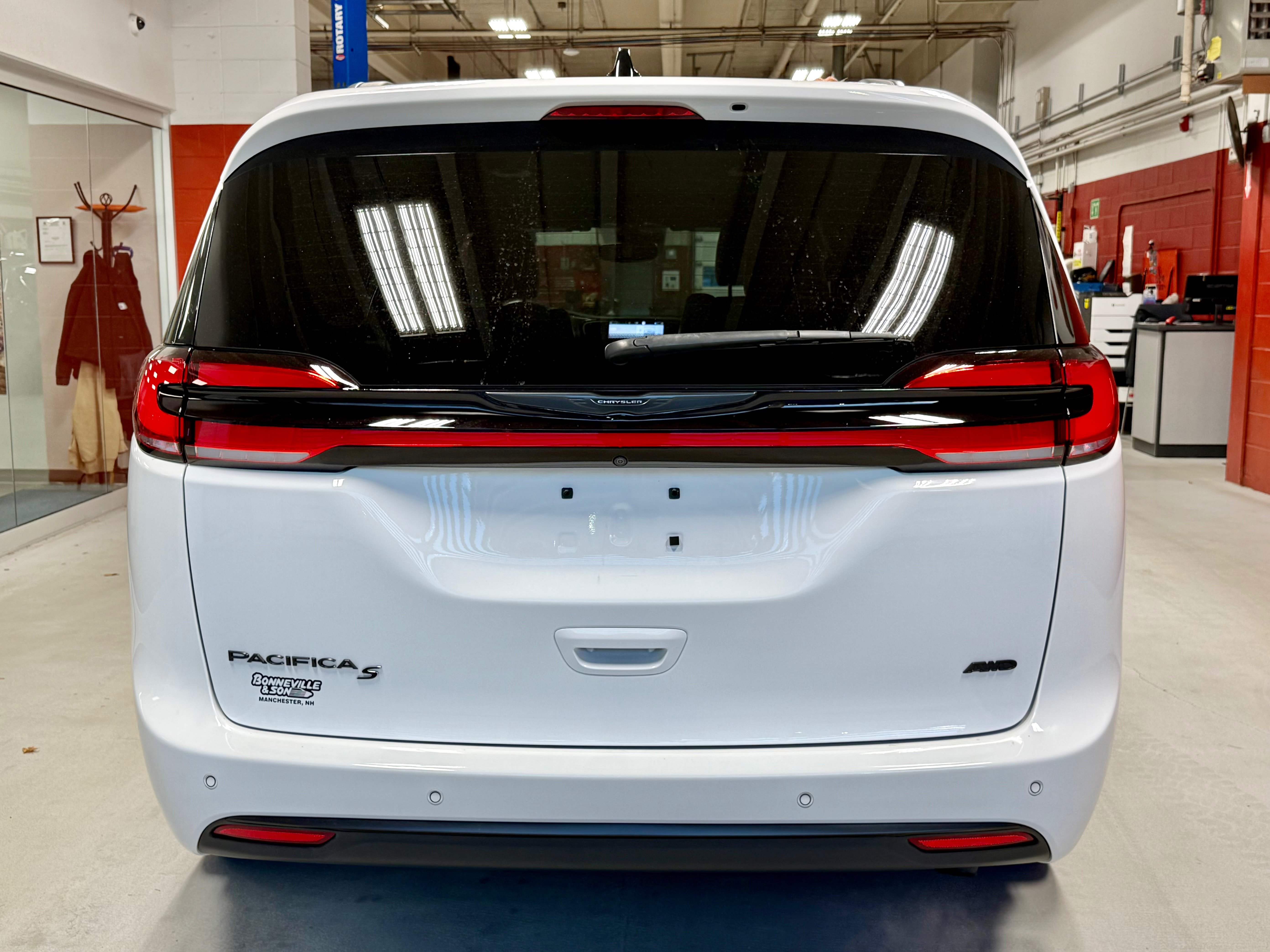 Certified 2023 Chrysler Pacifica Touring-L w/ Uconnect Theater Family Group AWD/4WD image 4