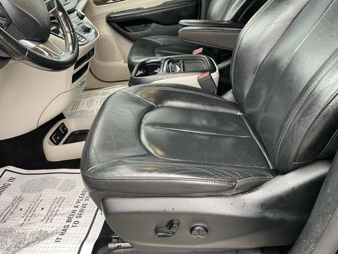 Used 2019 Chrysler Pacifica Touring-L FWD image 18