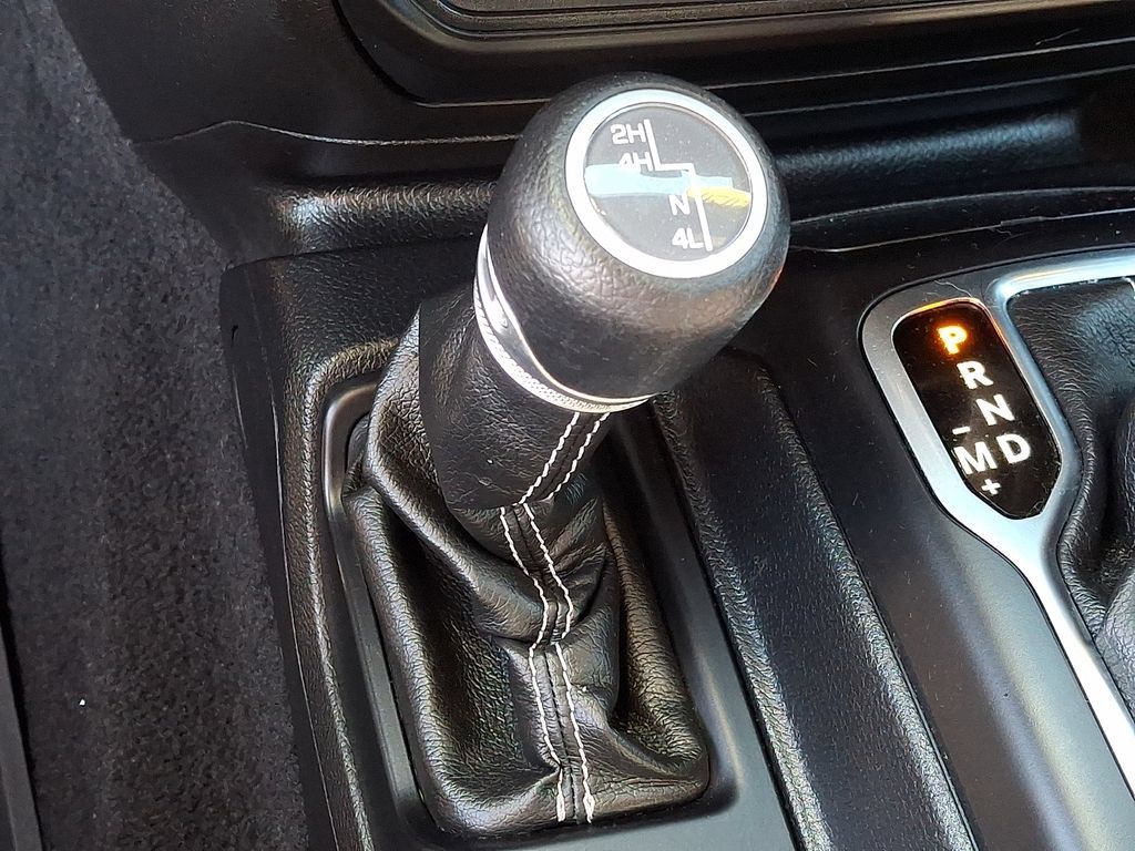 Used 2020 Jeep Gladiator Overland AWD/4WD image 25