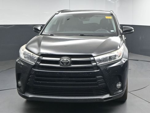 Used 2018 Toyota Highlander SE FWD image 2
