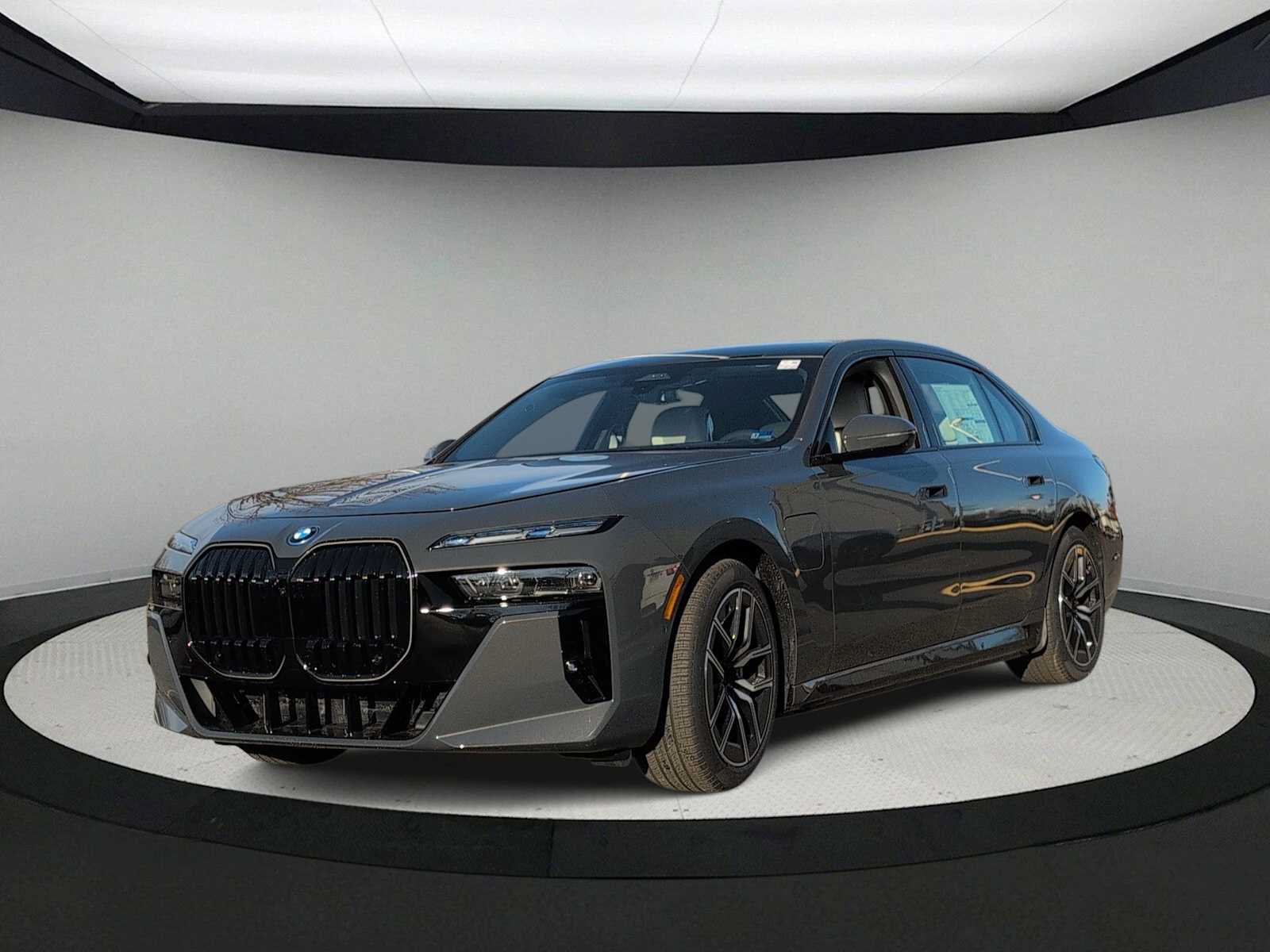 Used 2026 BMW 750e xDrive AWD/4WD image 4