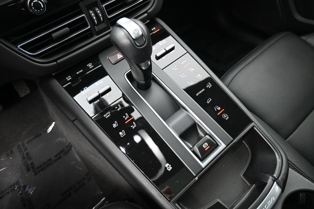 Certified 2026 Porsche Macan AWD/4WD image 23