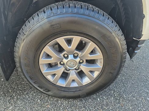 Used 2019 Toyota Tacoma SR5 w/ SR5 Appearance Package (SM) image 8