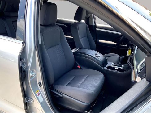 Used 2017 Toyota Highlander LE FWD image 9