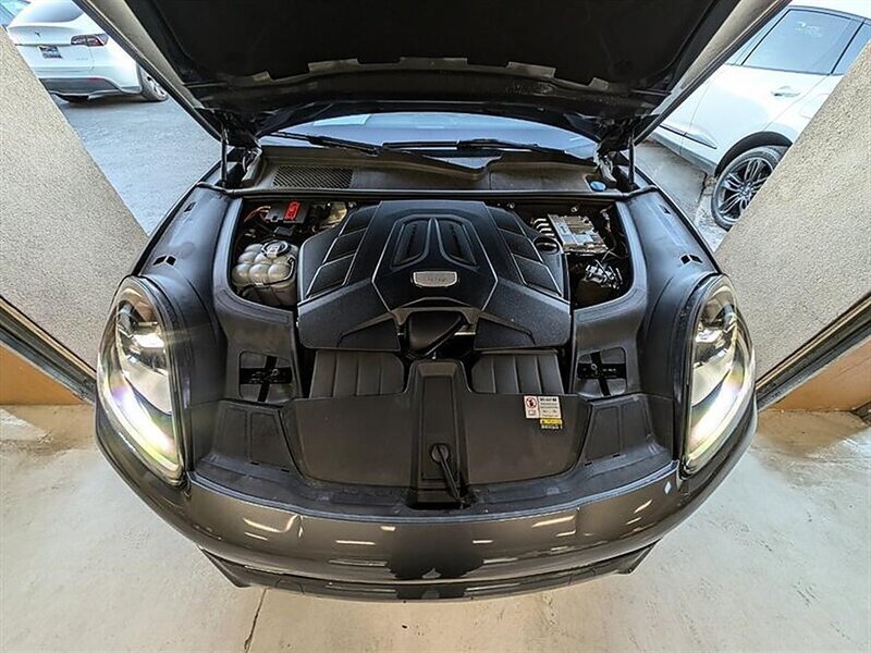 Used 2023 Porsche Cayenne w/ Premium Package AWD/4WD image 17