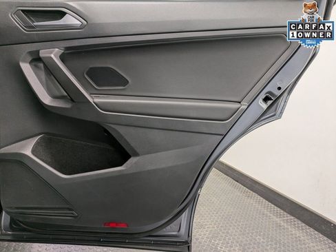 Used 2021 Volkswagen Tiguan SE w/ Panoramic Sunroof Package image 27