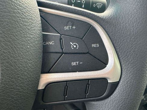 Used 2023 Jeep Renegade Latitude AWD/4WD image 19