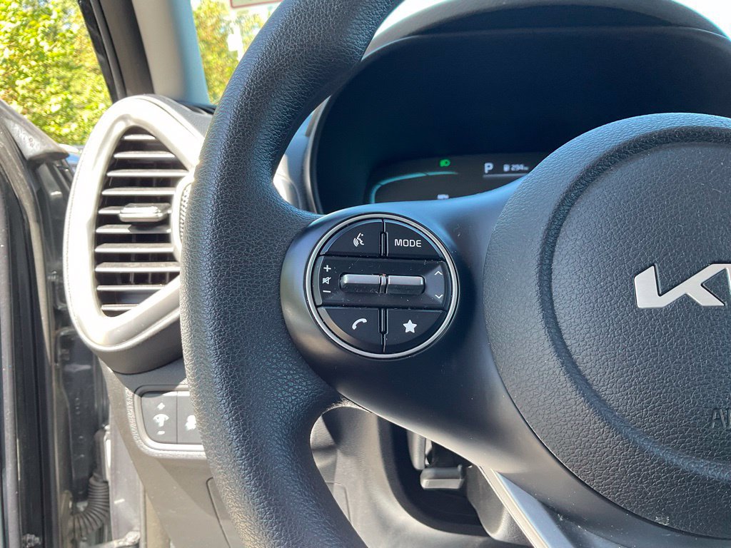 Used 2025 Kia Soul LX w/ LX Technology Package FWD image 11