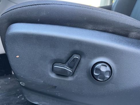 Used 2023 Chrysler Voyager LX image 10